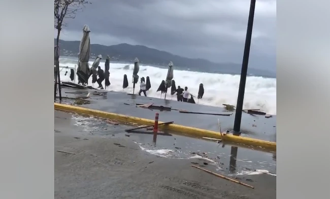 Κυκλώνας Ζορμπάς: Βίντεο σοκ με τεράστια κύματα να σκεπάζουν ανθρώπους στην Καλαμάτα